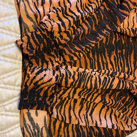 Beautiful sheer top - Picture 4 of 4